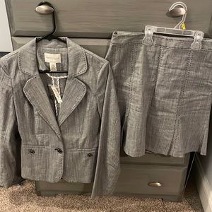 White house black market set. Jacket sz 4 NWT, skirt sz 4